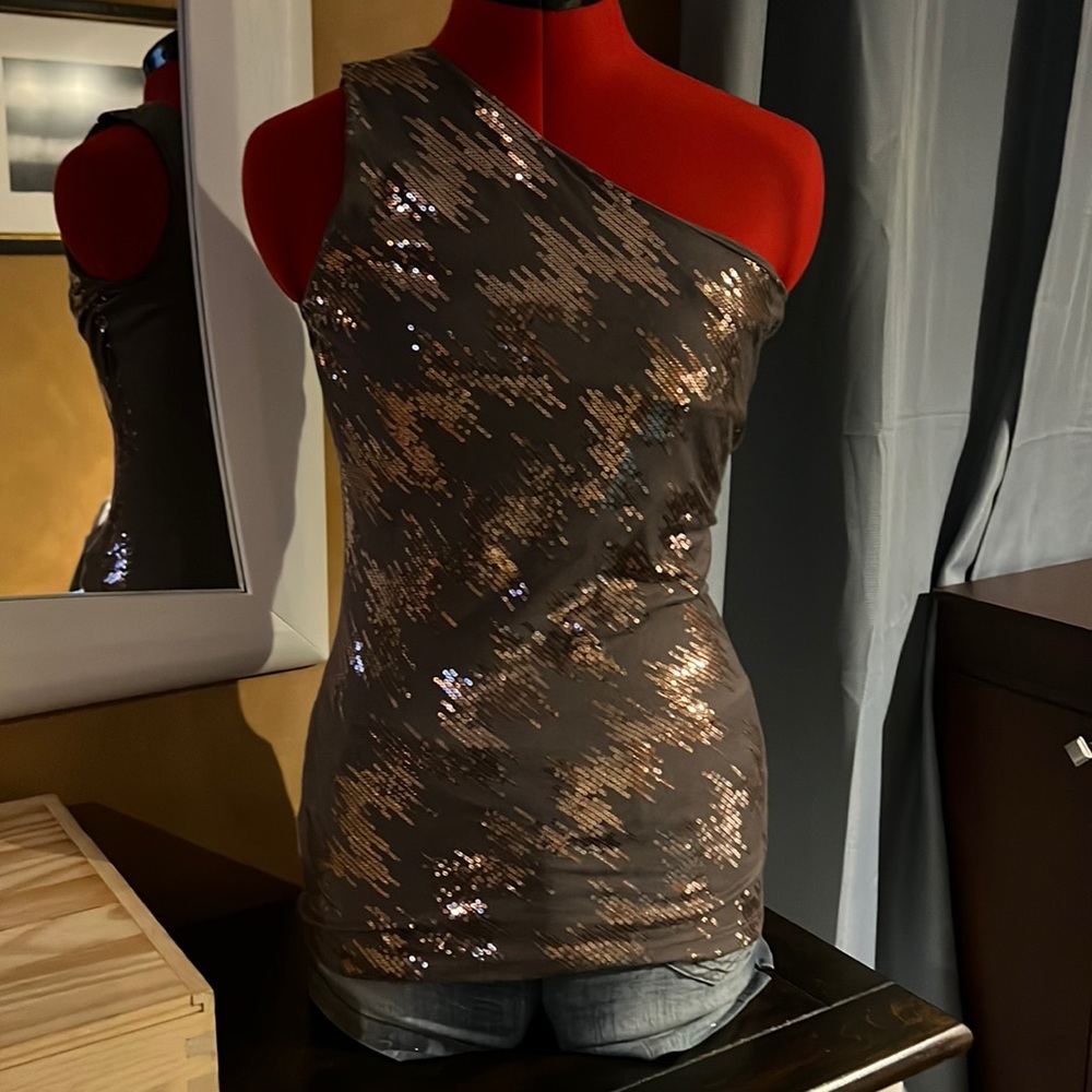 One sided tank top gray with rose gold pattern on front. - Picture 1 of 5